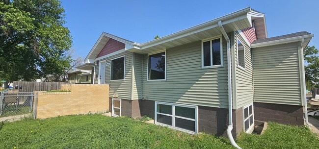 1011 5th Ave SE, Unit 2 in Minot, ND - Foto de edificio - Building Photo