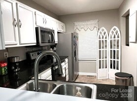 8103 Circle Tree Ln in Charlotte, NC - Building Photo