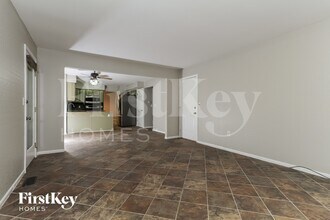 6012 Kingsgate Dr in Burlington, KY - Foto de edificio - Building Photo