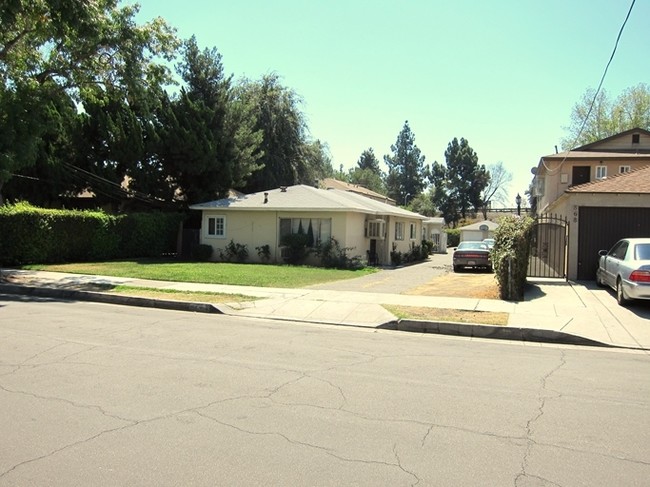 866 W Walnut Ave in Monrovia, CA - Building Photo - Building Photo