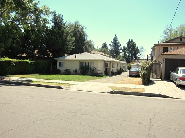 866 W Walnut Ave in Monrovia, CA - Foto de edificio - Building Photo