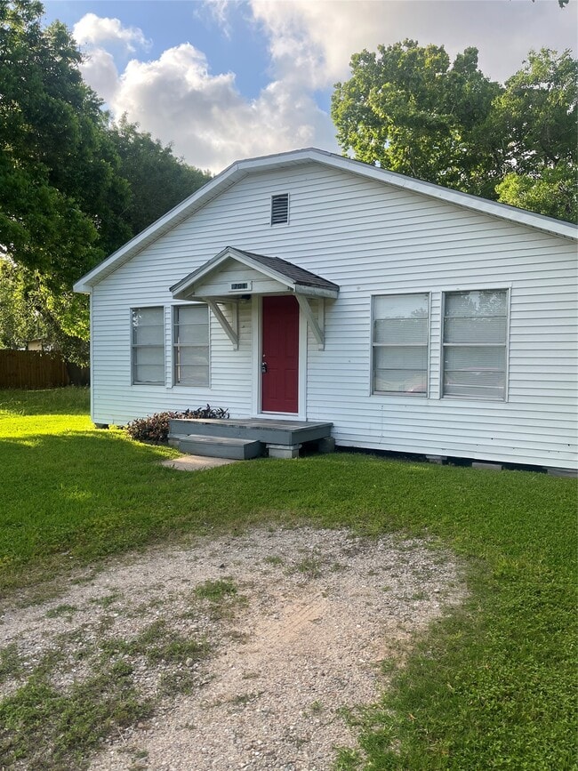 704 15th Ave N in Texas City, TX - Building Photo - Building Photo