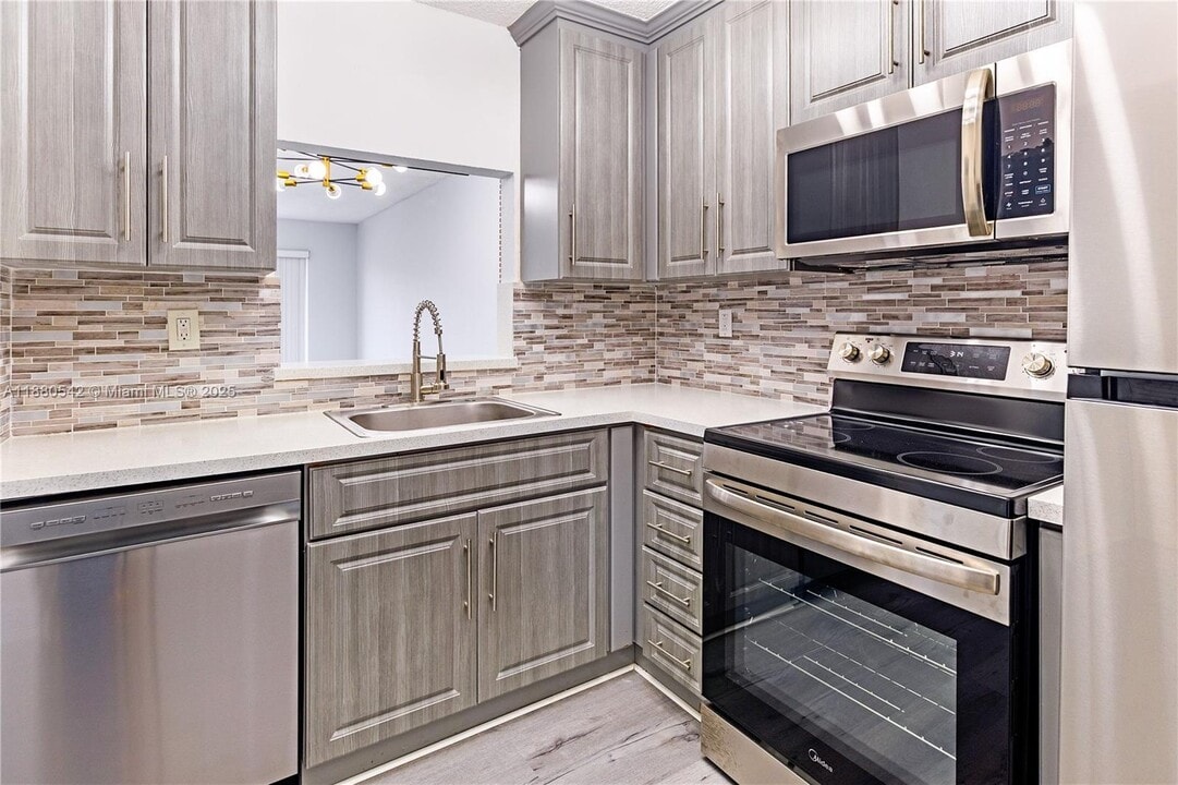 365 NE 125th St in North Miami, FL - Building Photo