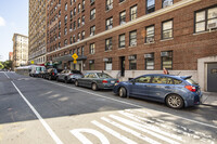 Stonehenge 70 in New York, NY - Foto de edificio - Building Photo