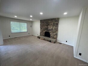 4970 Foxcroft Dr in Troy, MI - Building Photo - Building Photo
