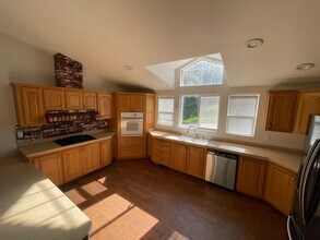 148 Sherwood Dr in Westlake Village, CA - Foto de edificio - Building Photo