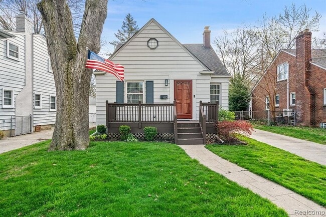 property at 822 N Gainsborough Ave