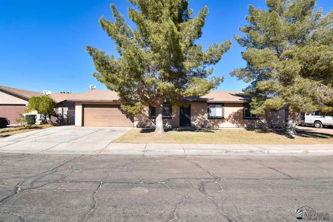 4660 W 18th Pl in Yuma, AZ - Building Photo