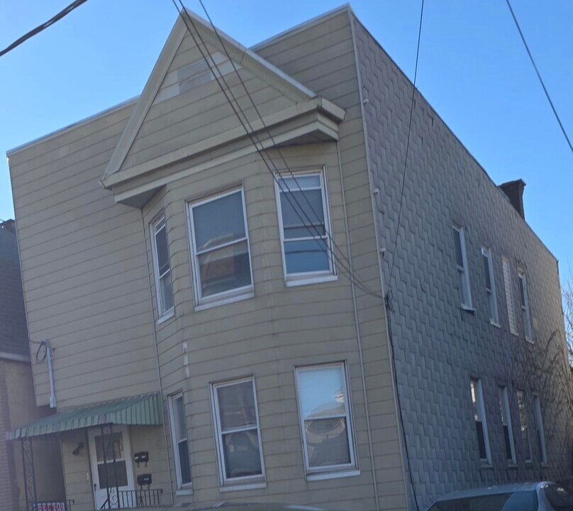 26 W 20th St in Bayonne, NJ - Building Photo