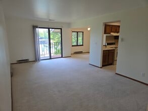 W177N9731 Riversbend Cir E, Unit Riversbend Germantown in Germantown, WI - Building Photo - Building Photo