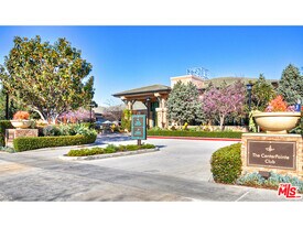 5831 Seawalk Dr, Unit D in Los Angeles, CA - Building Photo