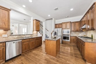 116 White Dr in Bellaire, TX - Building Photo - Building Photo