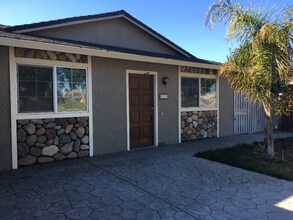 1111 Central Ave in Hollister, CA - Foto de edificio - Building Photo