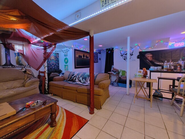 11 Medford St, Unit 1 in Medford, MA - Foto de edificio - Building Photo