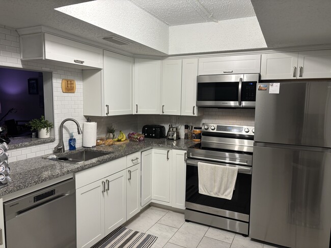 821 Patricia Ave, Unit # 102 in Dunedin, FL - Building Photo - Building Photo