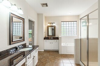 2923 Royal Oaks Crest in Houston, TX - Building Photo - Building Photo