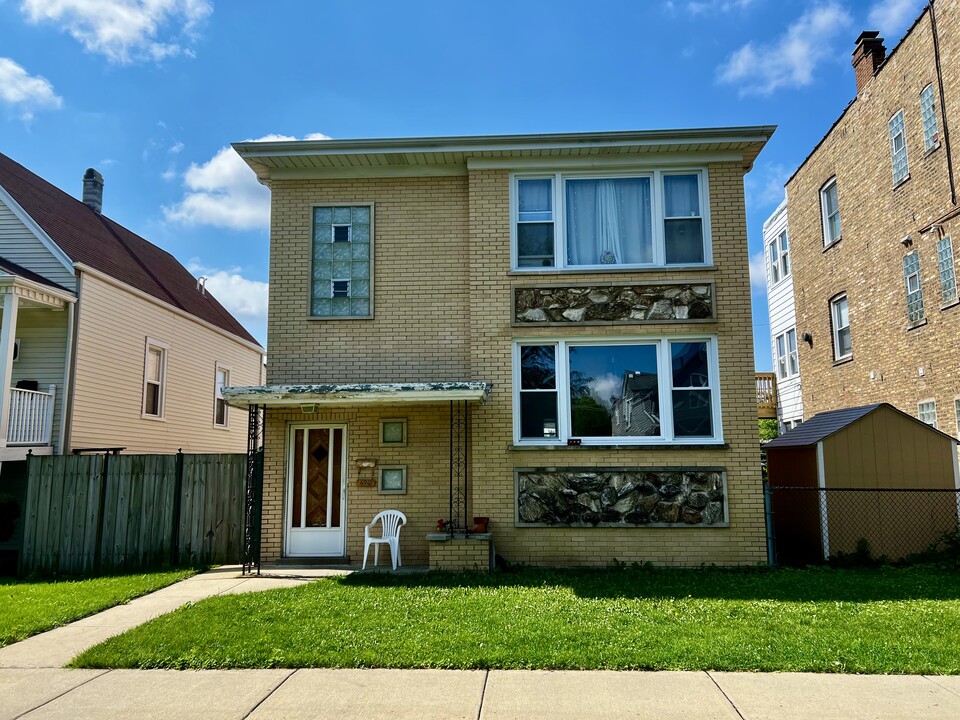 4941 W Eddy St, Unit basement in Chicago, IL - Building Photo