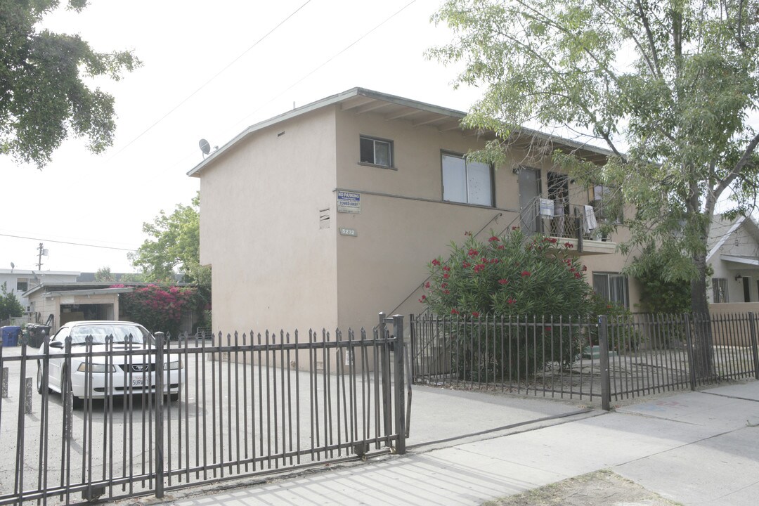 5232 Riverton Ave in North Hollywood, CA - Foto de edificio