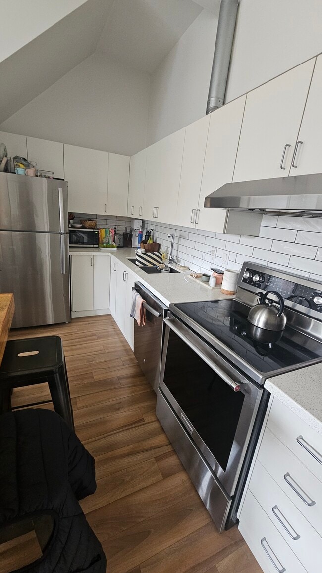2945 Dundas St W in Toronto, ON - Building Photo - Building Photo