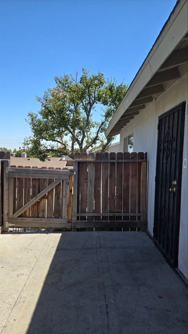 4705 Buckley Way in Bakersfield, CA - Building Photo - Building Photo