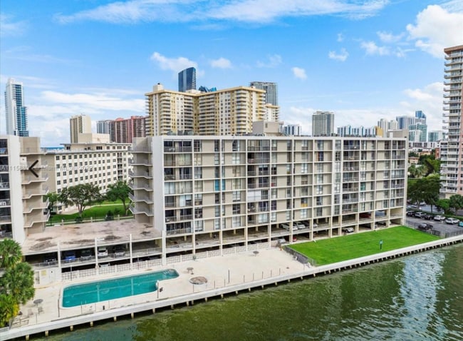 17500 N Bay Rd in Sunny Isles Beach, FL - Building Photo - Building Photo