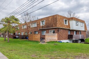 Place Hurteau in Dollard-des-Ormeaux, QC - Building Photo