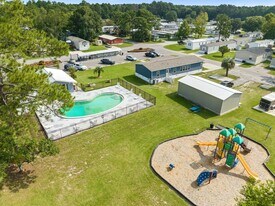 Paradise Village in Jacksonville, FL - Building Photo