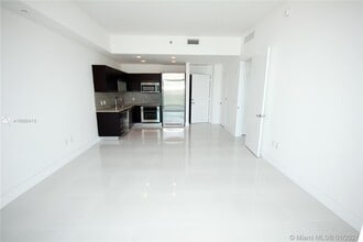 950 Brickell Bay Dr, Unit 5208 in Miami, FL - Building Photo - Building Photo