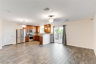 8320 Wuthering Heights Ave in Las Vegas, NV - Building Photo - Building Photo