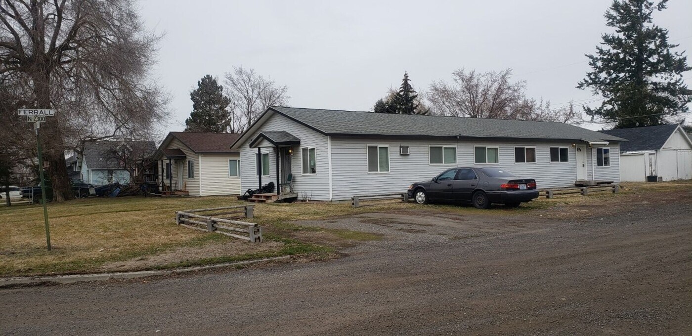 3431-3433 E Montgomery Ave in Spokane, WA - Building Photo