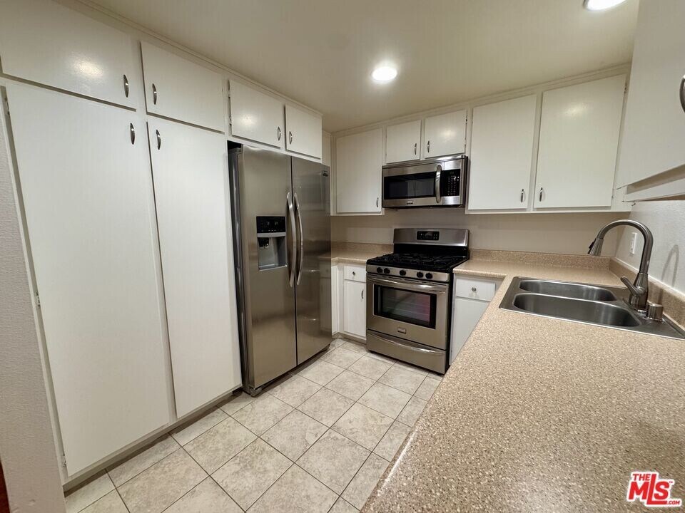 1348 E Hillcrest Dr in Thousand Oaks, CA - Building Photo