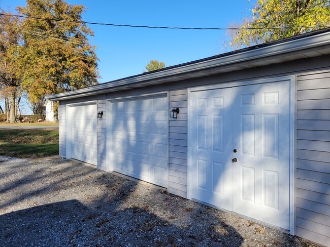 8602 Fruit Rd in Edwardsville, IL - Foto de edificio - Building Photo
