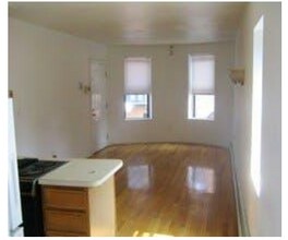 24 Saint Cyprians Pl, Unit 3R in Boston, MA - Building Photo - Building Photo