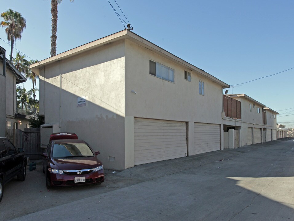 909 S Park Cir in Anaheim, CA - Building Photo