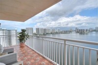 251 174th St, Unit 2104 in Sunny Isles Beach, FL - Foto de edificio - Building Photo