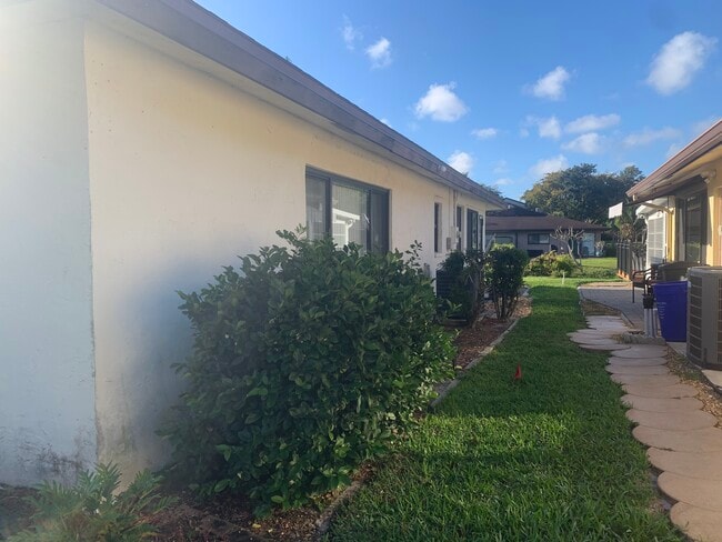 10222 Pine Dr in Boynton Beach, FL - Building Photo - Building Photo