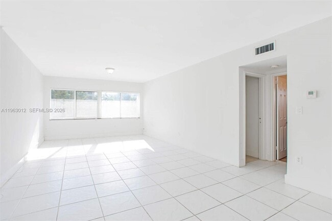 10001 W Bay Harbor Dr in Bay Harbor Islands, FL - Building Photo - Building Photo