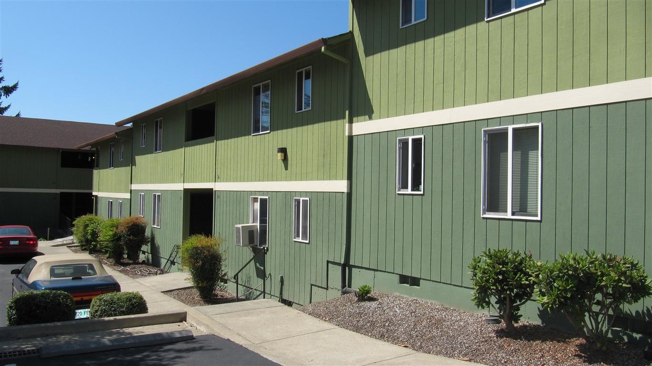 Ford Street Court in McMinnville, OR - Building Photo