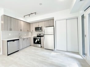 4045-4045 Hickory Dr in Mississauga, ON - Building Photo - Building Photo