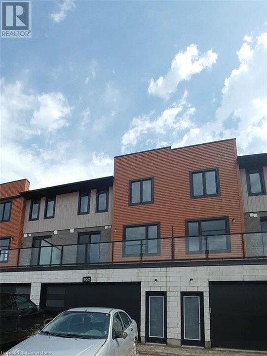 902 W Village Square in London, ON - Building Photo