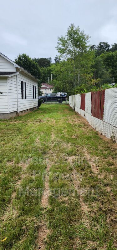 277 Robinson St in Glen White, WV - Building Photo - Building Photo