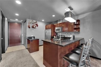 4575 Dean Martin Dr in Las Vegas, NV - Foto de edificio - Building Photo