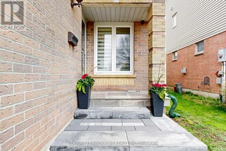 19 Yorkville Dr in Courtice, ON - Building Photo - Building Photo
