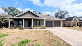 5625 Maggie Rose Cir in Milton, FL - Building Photo