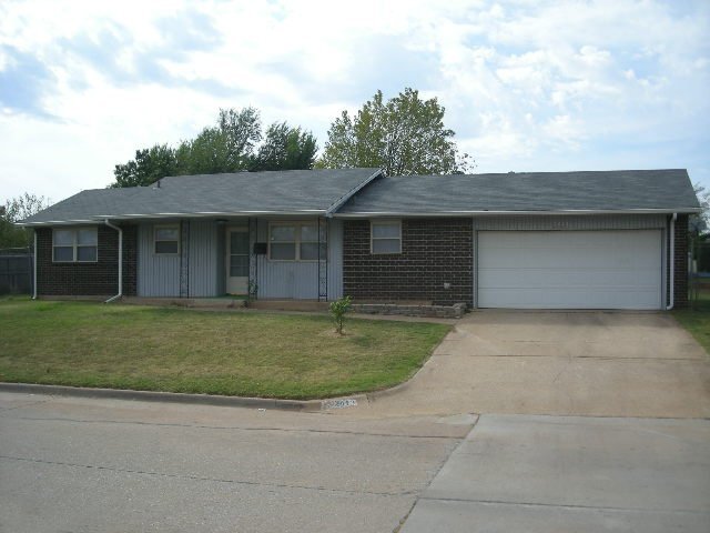 2413 Kings Rd in Moore, OK - Building Photo