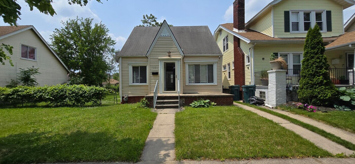 7335 Maple St in Dearborn, MI - Building Photo