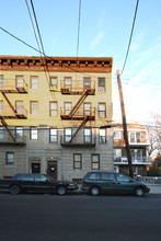 25-16 18th St in Long Island City, NY - Building Photo - Building Photo