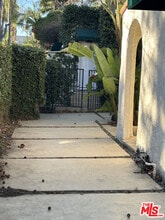 8711 Sherwood Dr in West Hollywood, CA - Building Photo - Building Photo