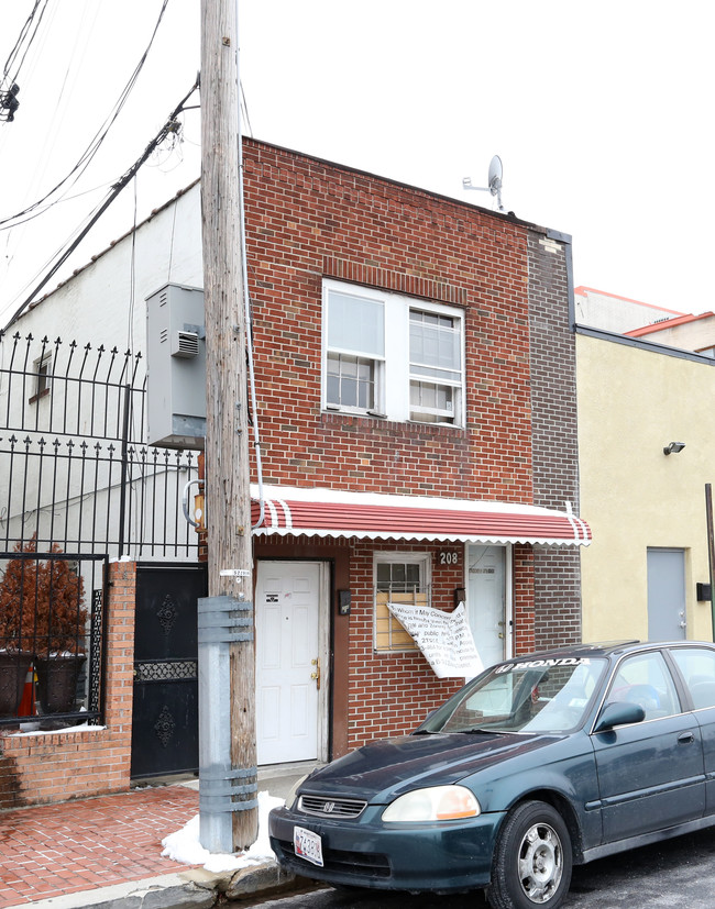 208 Lloyd St in Baltimore, MD - Foto de edificio - Building Photo