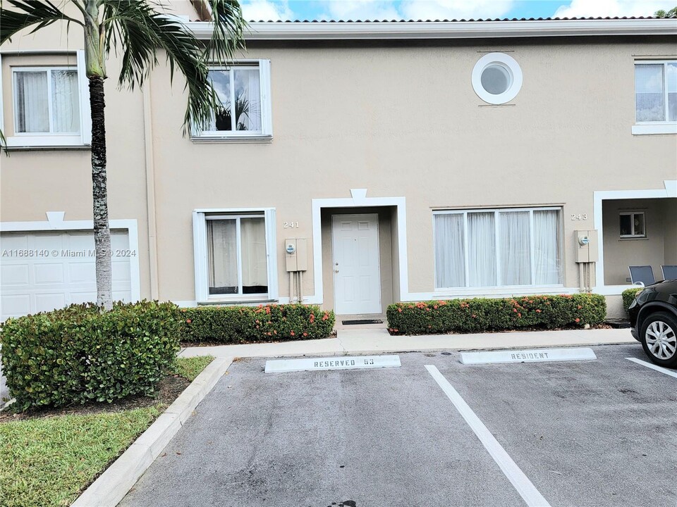 241 Riviera Cir in Weston, FL - Foto de edificio